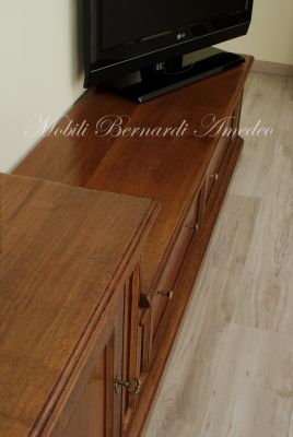 Mobile da soggiorno per Tv in legno massiccio costruito su misura con anta e cassetti stile arte povera